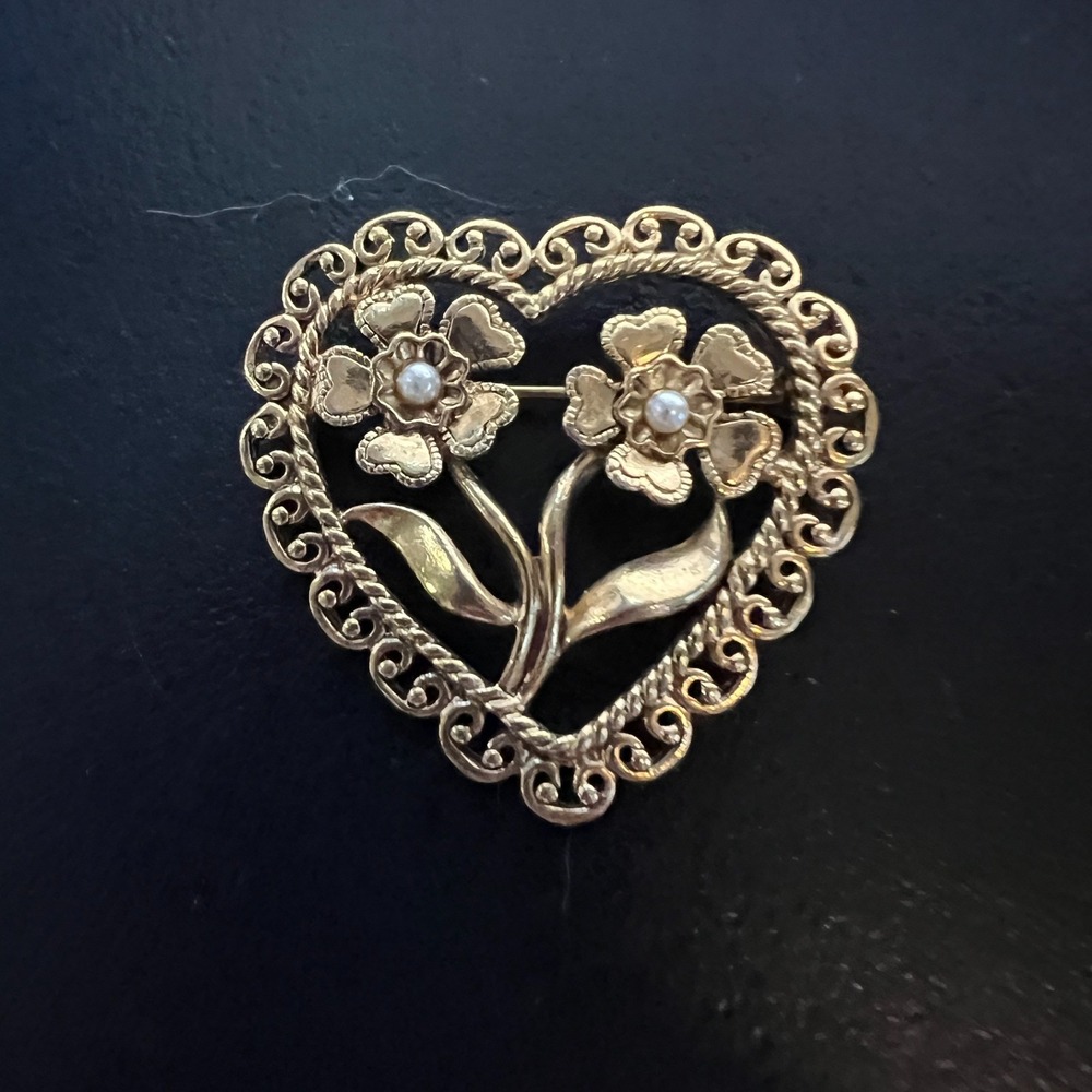 Brooch Heart Floral Filigree Pearl Gold Tone Vintage Style Fairycore